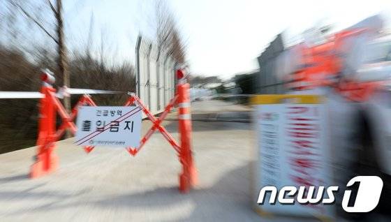 지난 18일 전북 김제시 용지면의 한 산란계 농장에서 조류인플루엔자 H5형 항원이 검출돼 추가 정밀검사가 진행되고 있다. 뉴스1