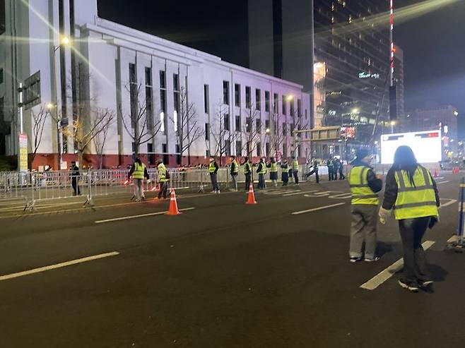 21일 서울 광화문광장에서 방탄소년단 컴백 기념 공연 ‘BTS 컴백 라이브: 아리랑’이 끝난 뒤 현장에 투입된 공무원들이 현장을 정리하고 있다./사진=서윤경 기자