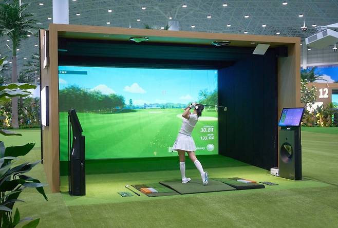 골프존 시티골프 중국 2호 연길점 타석에서 골퍼가 샷을 하고 있다. 골프존 제공