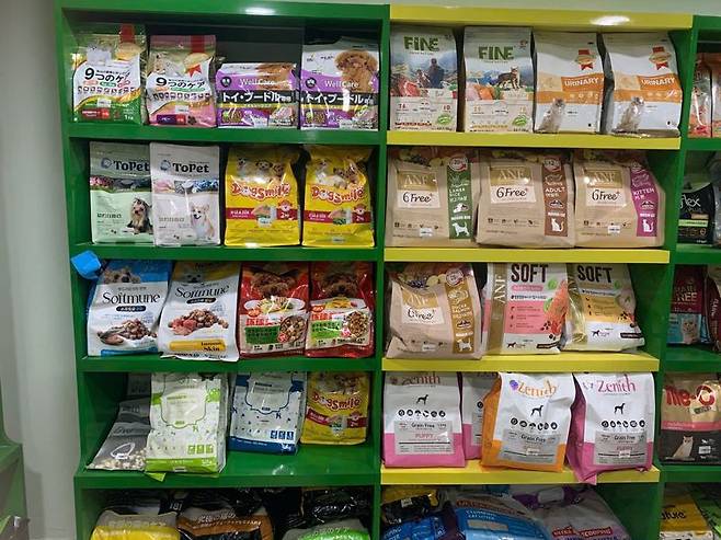20일 본지가 찾은 베트남 하노이시 소재 반려동물 호텔에 한국산 사료를 비롯한 다양한 국가의 수입 사료들이 진열돼 있다. 사진=부 튀 띠엔 통신원