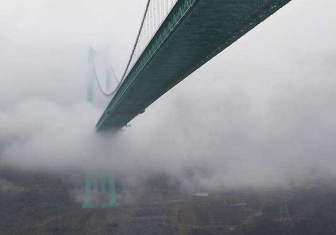 구이저우성 사람들이 세계에서 가장 높은 다리라고 자랑하는 화장협곡대교. 흐린 날에 펼쳐지는 신비로운 분위기가 근사하다. 박미향 선임기자