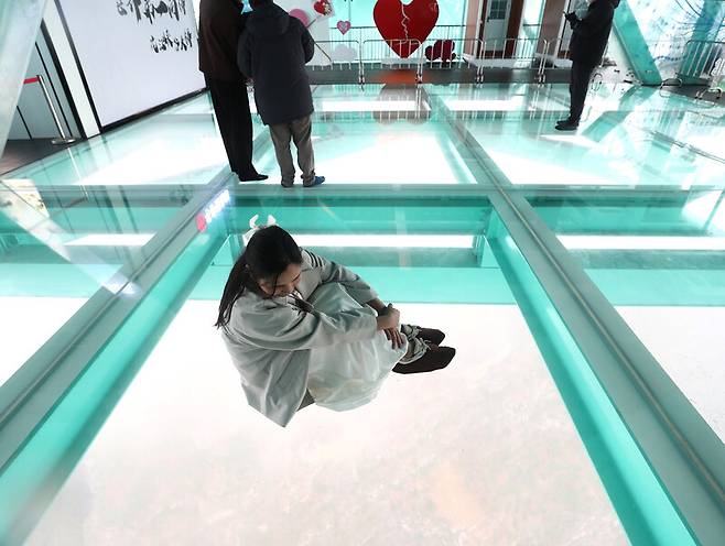 화장협곡대교 전망대에서 관광을 즐기는 여행객. 박미향 선임기자