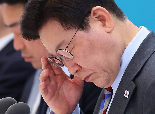 이재명 대통령이 20일 청와대 영빈관에서 열린 중소기업인과의 대화에서 참석자 발언을 들으며 자료를 살펴보고 있다. 연합뉴스