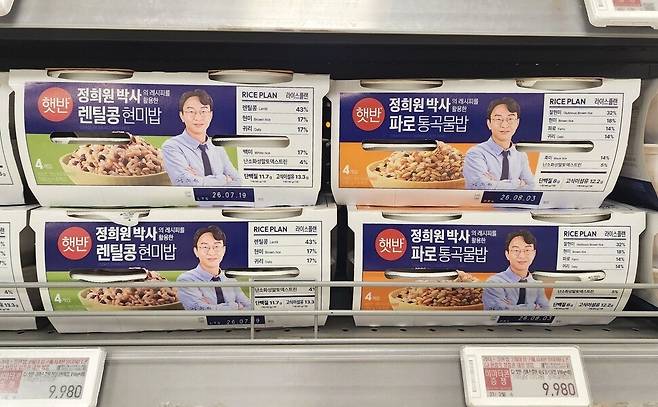 정희원 저속노화연구소 대표와 씨제이(CJ)제일제당이 협업한 ‘햇반 라이스플랜’ 제품이 서울의 한 대형마트에 진열돼 있다. 한겨레 김혜윤 기자