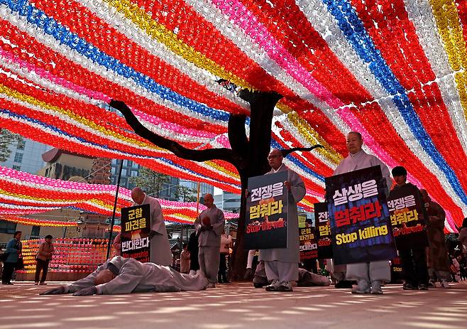 대한불교조계종 사회노동위원회와 실천불교승가회, 시민들이 2026년 3월17일 오후 서울 종로구 조계사에서 주한미국대사관까지 중동 전쟁 중단과 군함 파견 거부를 촉구하며 오체투지를 하고 있다.