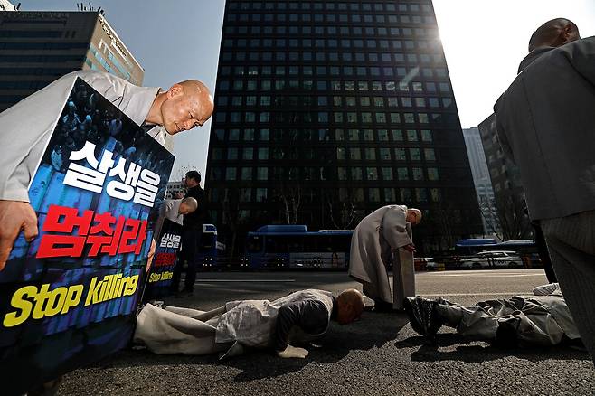 대한불교조계종 사회노동위원회와 실천불교승가회, 시민들이 2026년 3월17일 오후 서울 종로구 조계사에서 주한미국대사관까지 중동 전쟁 중단과 군함 파견 거부를 촉구하며 오체투지를 하고 있다.