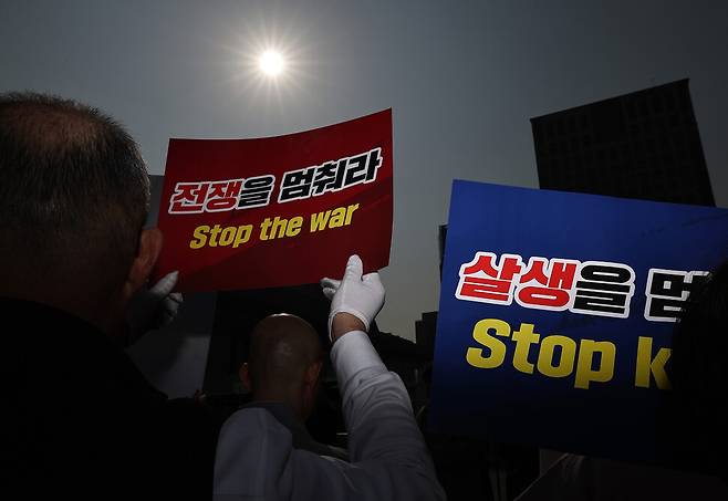 대한불교조계종 사회노동위원회와 실천불교승가회, 시민들이 서울 종로구 주한미국대사관 앞 광화문광장에서 전쟁과 살생을 멈추라고 촉구하고 있다.