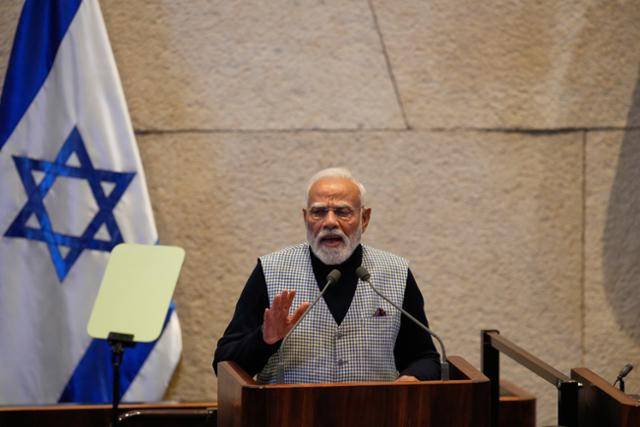 나렌드라 모디 인도 총리가 지난달 25일 이스라엘 예루살렘 크네세트(의회)에서 연설하고 있다. 모디 총리는 이후 아미르 오하나 이스라엘 국회의장으로부터 '크네세트 의장 훈장'을 받았다. 예루살렘=AP 뉴시스