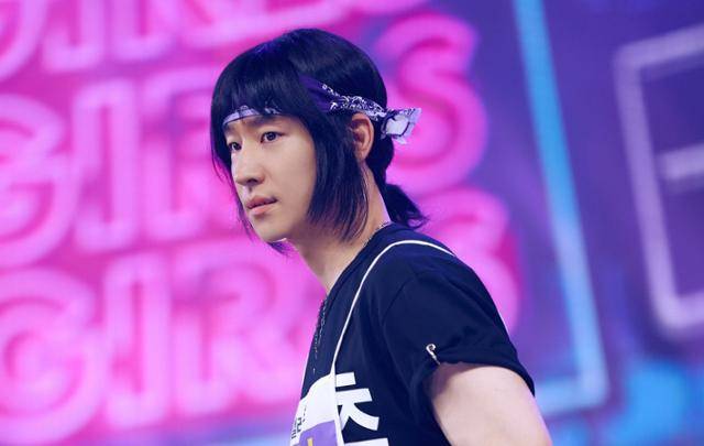 '모범택시' 주인공 김도기는 택시 기사라는 본업 외에도 각 에피소드마다 전혀 다른 인물로 변신하며 사건 해결에 나선다. SBS 제공