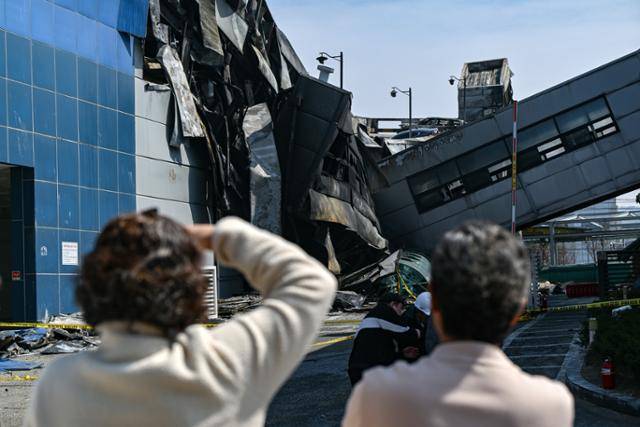 대형 화재로 74명의 사상자를 낸 대전 대덕구 문평동 자동자 부품 제조공장이 22일 무너져 있다. 대전=하상윤 기자