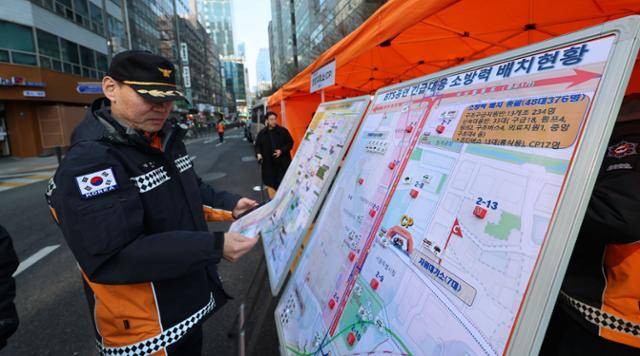 21일 서울 광화문광장 인근 소방청 지휘통제소에서 소방대원이 소방력 배치현황판을 살펴보고 있다. 뉴시스