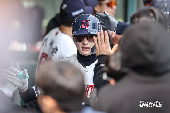 롯데 자이언츠 타선이 시범경기 내내 뜨겁다. 재도약을 노리는 손호영(32)과 윤동희(23)가 그 중심에 있다.&nbsp;