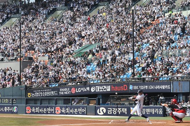 <yonhap photo-4070="">프로야구 정규리그 개막을 엿새 앞둔 22일 서울 잠실구장에서 열린 두산 베어스와 KIA 타이거즈의 시범경기에서 관중들이 응원을 하고 있다. 연합뉴스</yonhap>