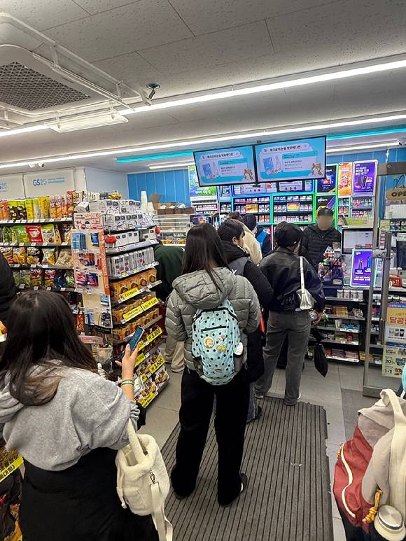 21일 광화문광장 BTS 공연을 맞아 인근 GS25 매장에 고객이 결제를 위해 대기하고 있다. [사진=GS25]