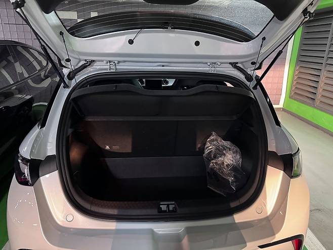 BYD '돌핀'의 2열을 폴딩할 경우 트렁크 공간 등 차량 뒤쪽에 골프백·캐디백 각 2개 정도는 거뜬하게 실을 수 있는 공간이 나왔다. 고석현 기자