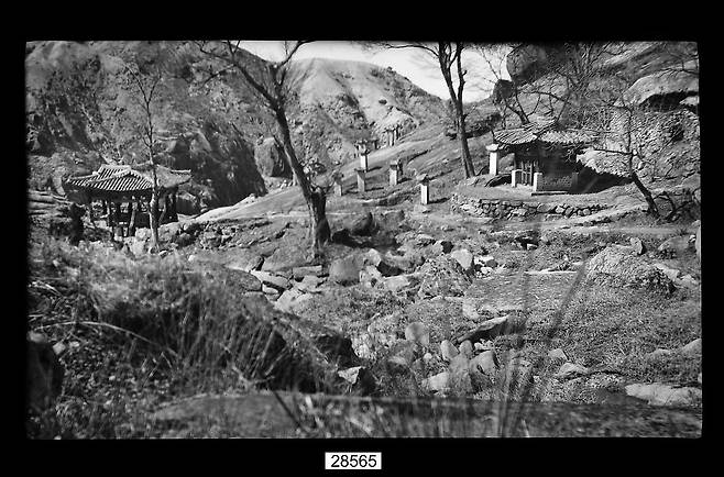 100여 년 전의 북한산 산영루와 비석거리의 사진. 챗GPT에게 보여주고 그림 제작을 의뢰했다. [사진 경기문화재단]