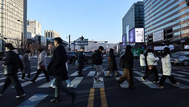 지난달 19일 오전 출근 시간대에 시민들이 서울 종로구 광화문네거리를 지나고 있다. 뉴스1