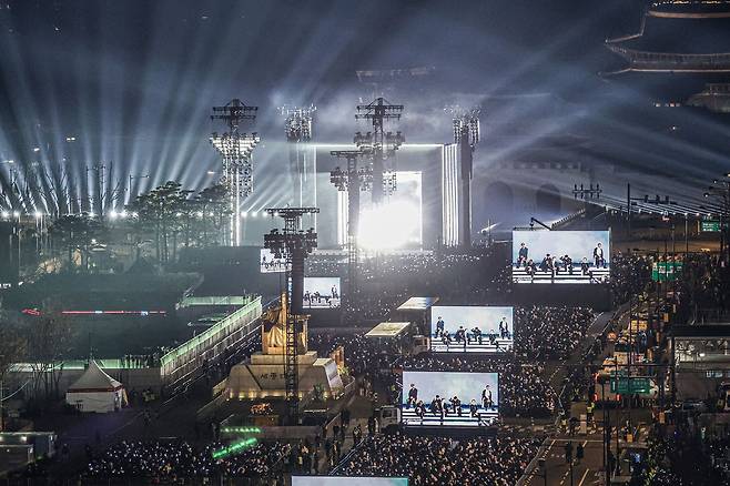 그룹 방탄소년단(BTS)이 21일 서울 광화문 광장에서 정규 5집 '아리랑'(ARIRANG) 발매를 기념해 무료 공연 'BTS 컴백 라이브: 아리랑'(BTS THE COMEBACK LIVE|ARIRANG)을 열고 있다. 사진공동취재단