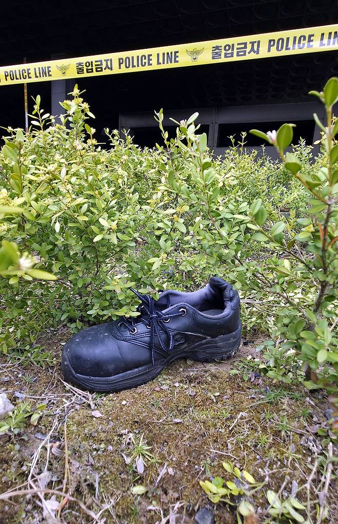 22일 대형화재로 많은 인명 피해가 발생한 대전 대덕산업단지의 한 자동차 부품공장 화재 현장 화단에 부상자의 것으로 보이는 신발이 놓여 있다. 김성태 객원기자