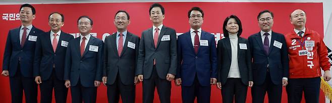 6·3 지방선거 대구시장에 도전하는 국민의힘 예비후보들이 지난 10일 서울 영등포구 여의도 국민의힘 중앙당사에서 열린 광역단체장 후보 면접에 참석하며 기념 촬영하고 있다. 왼쪽부터 국민의힘 최은석·추경호·윤재옥 의원, 주호영 국회부의장, 유영하 의원, 이재만 전 대구 동구청장, 이진숙 전 방송통신위원장, 홍석준 전 의원, 김한구 전 달성군 새마을협의회 감사. 연합뉴스