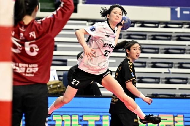 ▲ 삼척시청 전지연이 20일 부산 기장체육관에서 열린 대구광역시청과 신한 SOL Bank 2025-2026 핸드볼 H리그 여자부 3라운드 1차전에서 슛을 시도하고 있다. 한국핸드볼연맹 제공