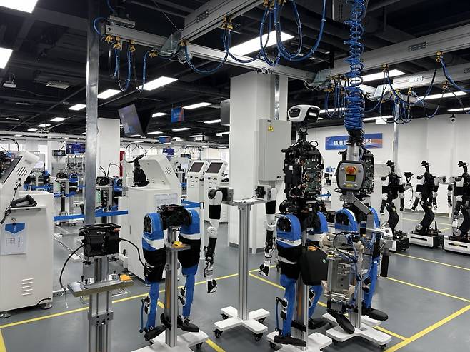 지난 20일 중국 베이징 남동쪽 이좡 경제기술개발구에 위치한 '베이징 휴머노이드 로봇 혁신 센터 시험·검증 플랫폼'에서 로봇들이 걷고 뛰면서 다양한 종류의 테스트를 받고 있다. 베이징=김은정 특파원