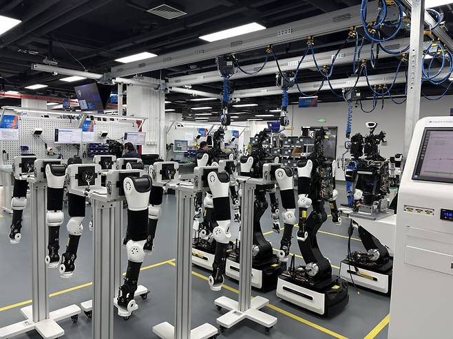 지난 20일 중국 베이징 남동쪽 이좡 경제기술개발구에 위치한 '베이징 휴머노이드 로봇 혁신 센터 시험·검증 플랫폼'에서 로봇들이 걷고 뛰면서 다양한 종류의 테스트를 받고 있다. 베이징=김은정 특파원