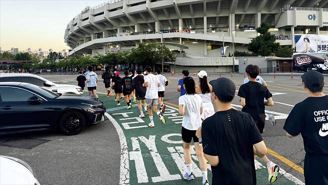 롯데백화점이 잠실 롯데월드몰 나이키 매장에서 운영하는 ‘나이키 런클럽’. 롯데백화점 제공