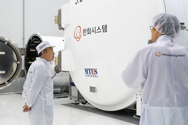 한화그룹 김승연 회장이 한화시스템 제주우주센터 내 진공상태, 극저온(-180℃), 극고온(150℃) 환경을 모사한 우주환경 시험장을 살펴보고 있다 / 한화시스템