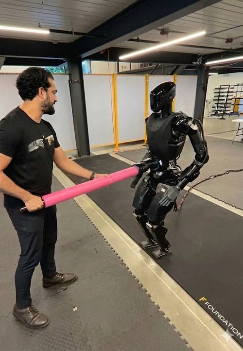 미국 기업 파운데이션 연구진이 ‘팬텀 MK-1’ 몸통을 막대기로 밀어내면서 균형 유지 능력을 시험하고 있다. 파운데이션 제공