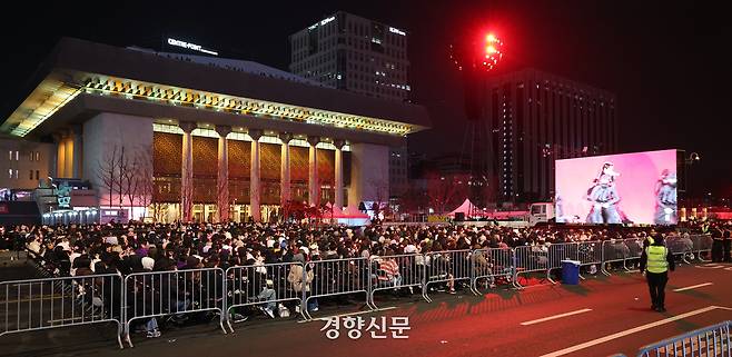 그룹 방탄소년단(BTS) 팬들이 21일 서울 종로구 광화문광장에서 열린 ‘BTS 컴백 라이브: 아리랑(ARIRANG)’ 공연을 보며 환호하고 있다. 권도현 기자