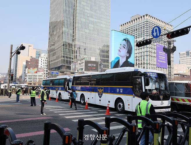 방탄소년단(BTS)의 컴백 공연 당일인 지난 21일 무대와 관람석이 설치된 서울 광화문광장 인근 도로가 통제되고 있다. 강윤중 기자