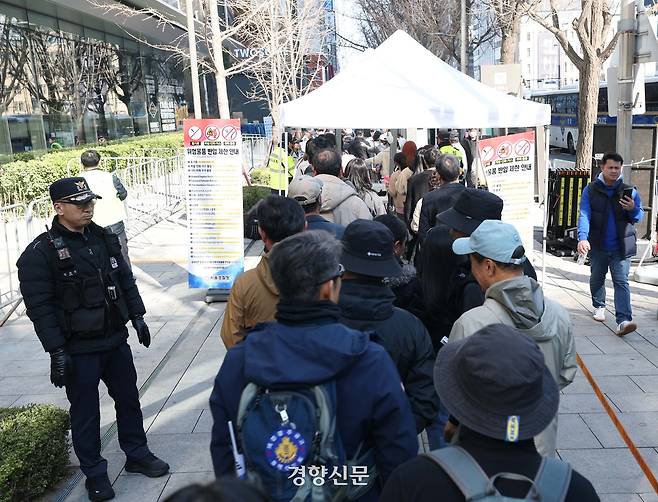 방탄소년단(BTS)의 컴백 공연일인 지난 21일 무대와 관람석이 설치된 서울 광화문광장으로 향하는 출입구에서 검색이 진행되고 있다. 권도현 기자