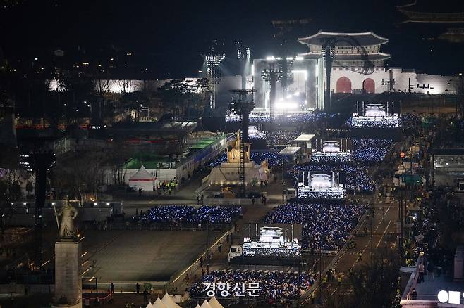 3년 9개월 만에 완전체로 복귀하는 방탄소년단(BTS)의 ‘BTS 컴백 라이브: ARIRANG’ 공연이 지난 21일 서울 광화문광장 일대에서 펼쳐지고 있다. 이번 공연은 세계 190개국에 생중계된다. 사진공동취재단