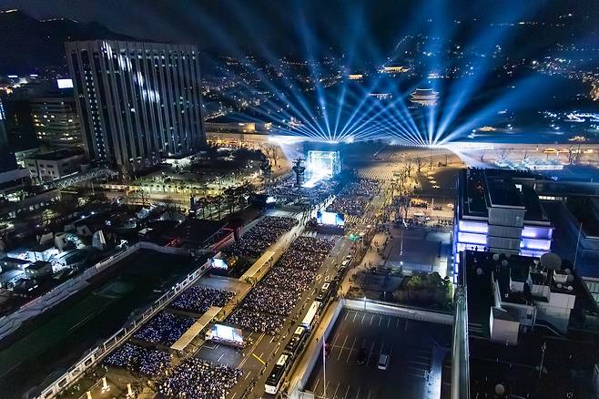 넷플릭스에서 송출된 <BTS 컴백 라이브: ARIRANG> 공연 도중 광화문 광장 전경. 빅히트 뮤직·넷플릭스 제공