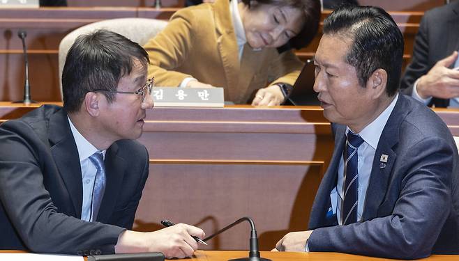 정청래 더불어민주당 대표(오른쪽)와 한병도 민주당 원내대표가 22일 국회에서 열린 의원 총회에 참석해 대화하고 있다. 연합뉴스