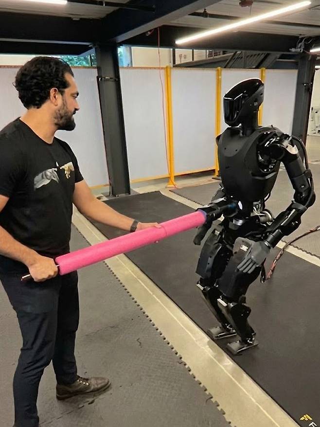 미국 기업 파운데이션 연구진이 ‘팬텀 MK-1’ 몸통을 막대기로 밀어내면서 균형 유지 능력을 시험하고 있다. 파운데이션 제공