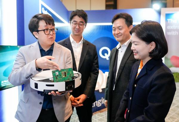 20일 그랜드 하얏트 서울 호텔에서 열린 주한미국상공회의소(AMCHAM, 암참) 연례행사에서 삼성전자 직원이 참석자들에게 2026년형 ‘비스포크 AI 스팀’을 소개했다. 삼성전자 제공