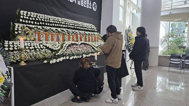 22일 대전시청에 마련된 합동분향소에서 유가족들이 헌화를 하고 있다.