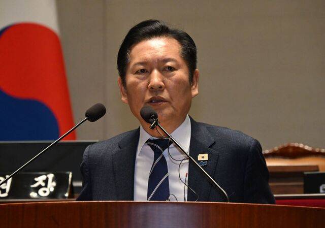 정청래 더불어민주당 대표가 22일 국회에서 열린 민주당 의원총회에 참석해 모두발언을 하고 있다. 최현규 기자