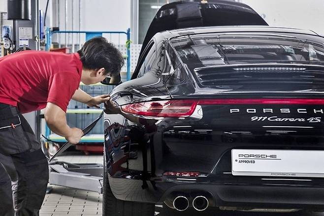 포르쉐 인증 중고차 점검 장면 [사진제공=포르쉐]