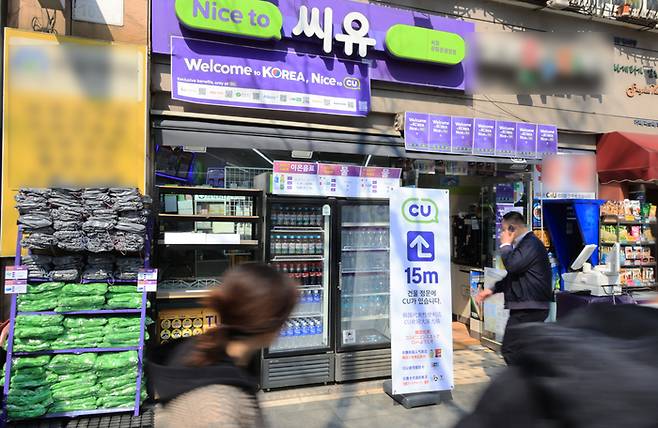 방탄소년단(BTS)의 완전체 컴백 공연을 하루 앞둔 지난 20일 공연장과 인접한 시내 편의점이 주요상품 및 관련 굿즈 등을 매장 전면에 배치하며 몰릴 인파와 수요에 대비하고 있다. [연합뉴스]