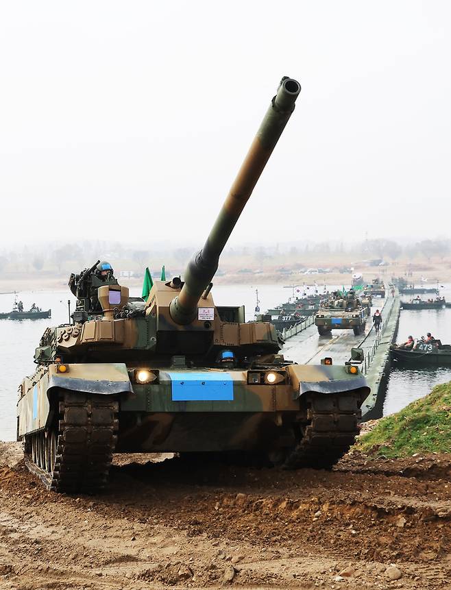 25일 경기도 여주시 연양동 남한강에서 ‘2025 호국훈련’ 일환으로 열린 도하훈련에서 육군 제8기동사단 K2 전차가 육군 제7공병여단이 구축한 부교를 도하하고 있다.[사진 출처=연합뉴스]