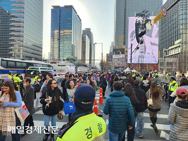 21일 BTS 공연을 앞둔 광화문광장 세종대로 사거리에서 경찰이 관람객들의 이동을 통제하고 있다. [조병연 기자]