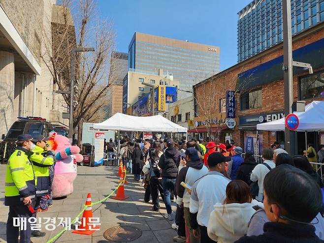 21일 광화문광장에서 열리는 BTS 공연장을 향하는 게이트에서 관람객들이 줄지어 있다. [조병연 기자]