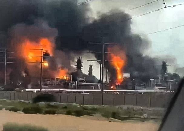 이스라엘의 공격을 받은 이란 최대 가스전 사우스파르스에서 연기와 화염이 치솟고 있다. [연합뉴스]