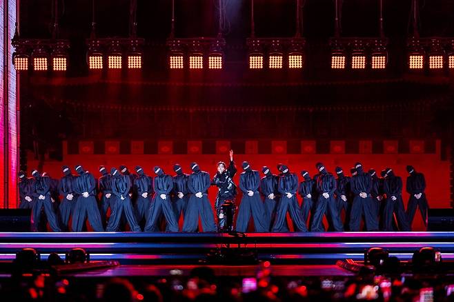 지난 21일 서울 광화문 일대에서 열린 'BTS 컴백 라이브: 아리랑'에서 BTS 멤버 제이홉이 댄서들과 신곡 '훌리건(Hooligan)'을 공연 중인 모습. 빅히트뮤직·넷플릭스