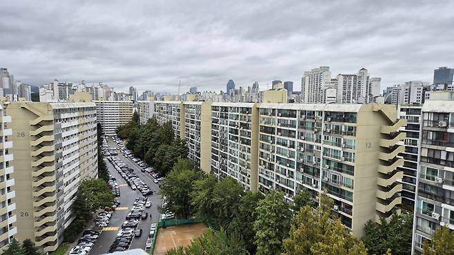 1979년 준공돼 노후한 은마아파트 전경. [매경DB]