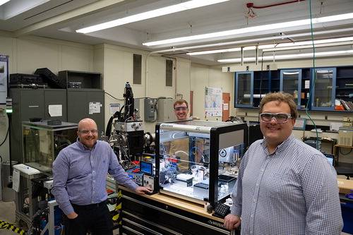 미국 국립표준기술연구소(NIST)에서 연구원들이 인공지능(AI) 자동화 설비 작업을 조율하며 실제 산업 공정에 적용하기 위한 검증을 하고 있다. NIST