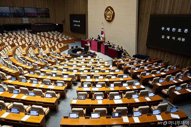 김예지 국민의힘 의원이 21일 서울 여의도 국회에서 열린 제433회 국회(임시회) 제2차 본회의에서 윤석열 정권 정치검찰 조작기소 의혹 사건 진상규명 국정조사계획서 승인의 건에 대한 무제한토론(필리버스터)을 하고 있다. /사진=뉴스1